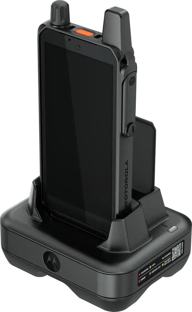 Produktbild på MCX-smartphone Motorola LEX L30 ståendes i en skrivbordsladdare.