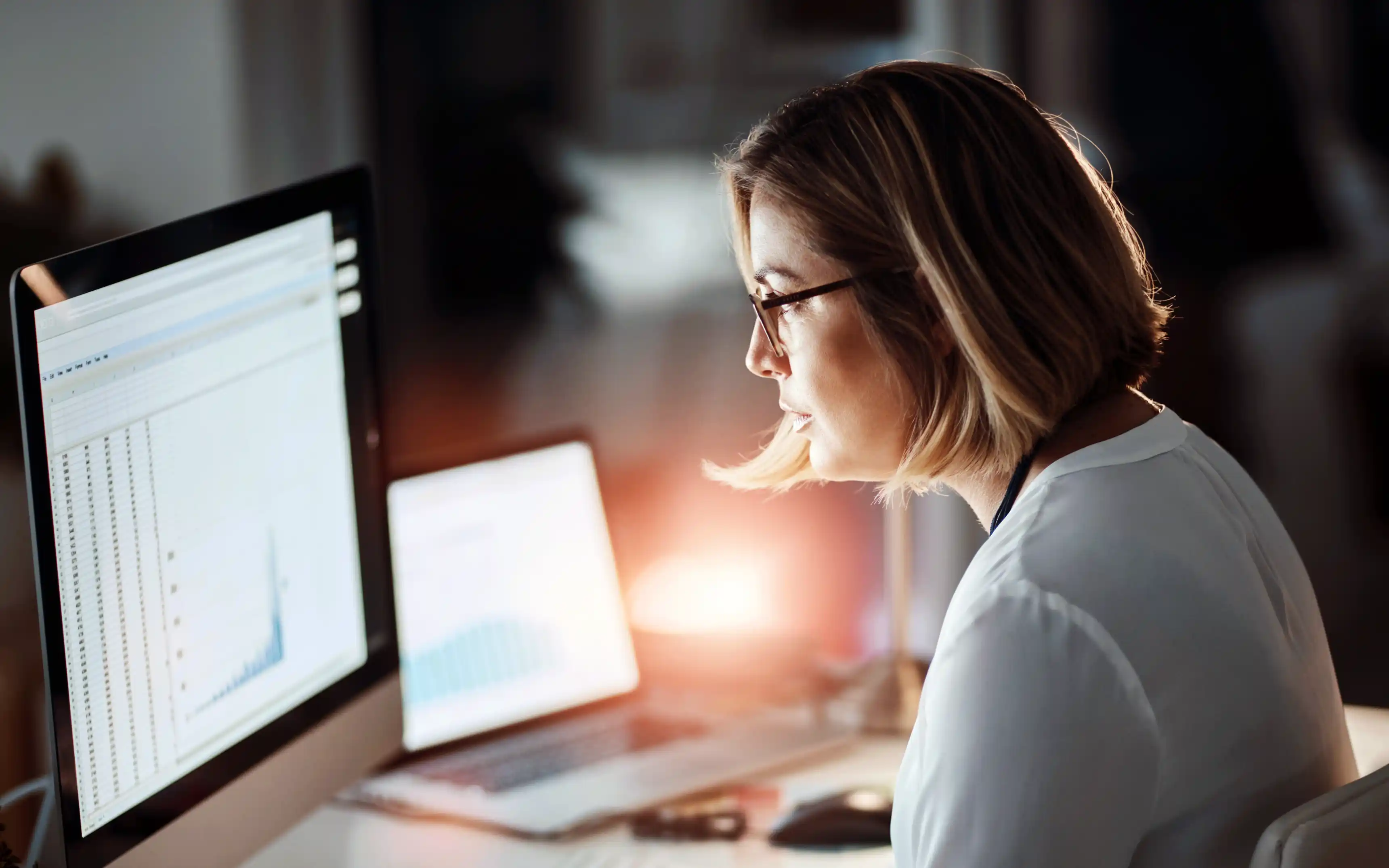 En kvinnlig medarbetare som sitter framför en dator och arbetar koncentrerat.