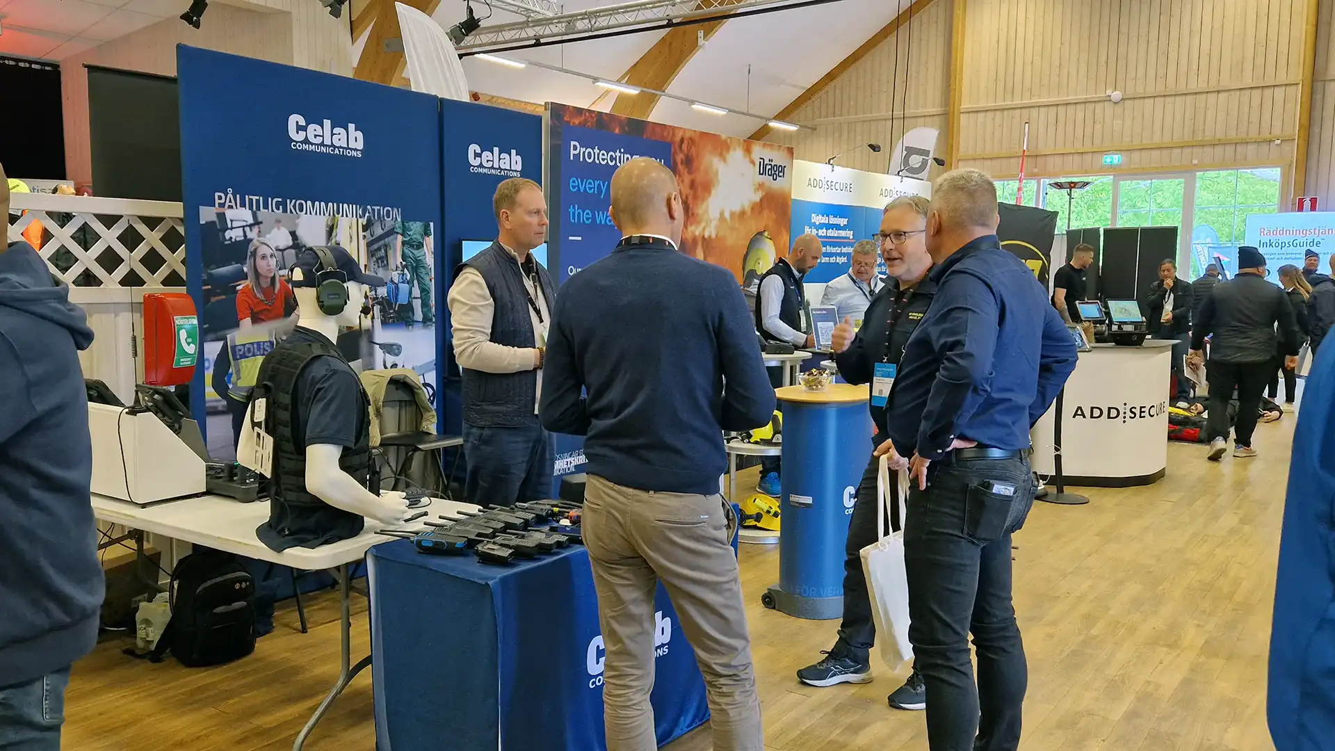 Bild på pågående samtal i Celabs monter på Brand och Räddningsmässan i Västervik 2025.