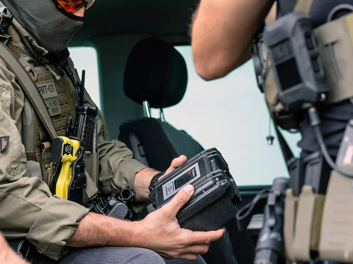 Soldat som manövrerar en CT-DECT case basstation inne i ett fordon.