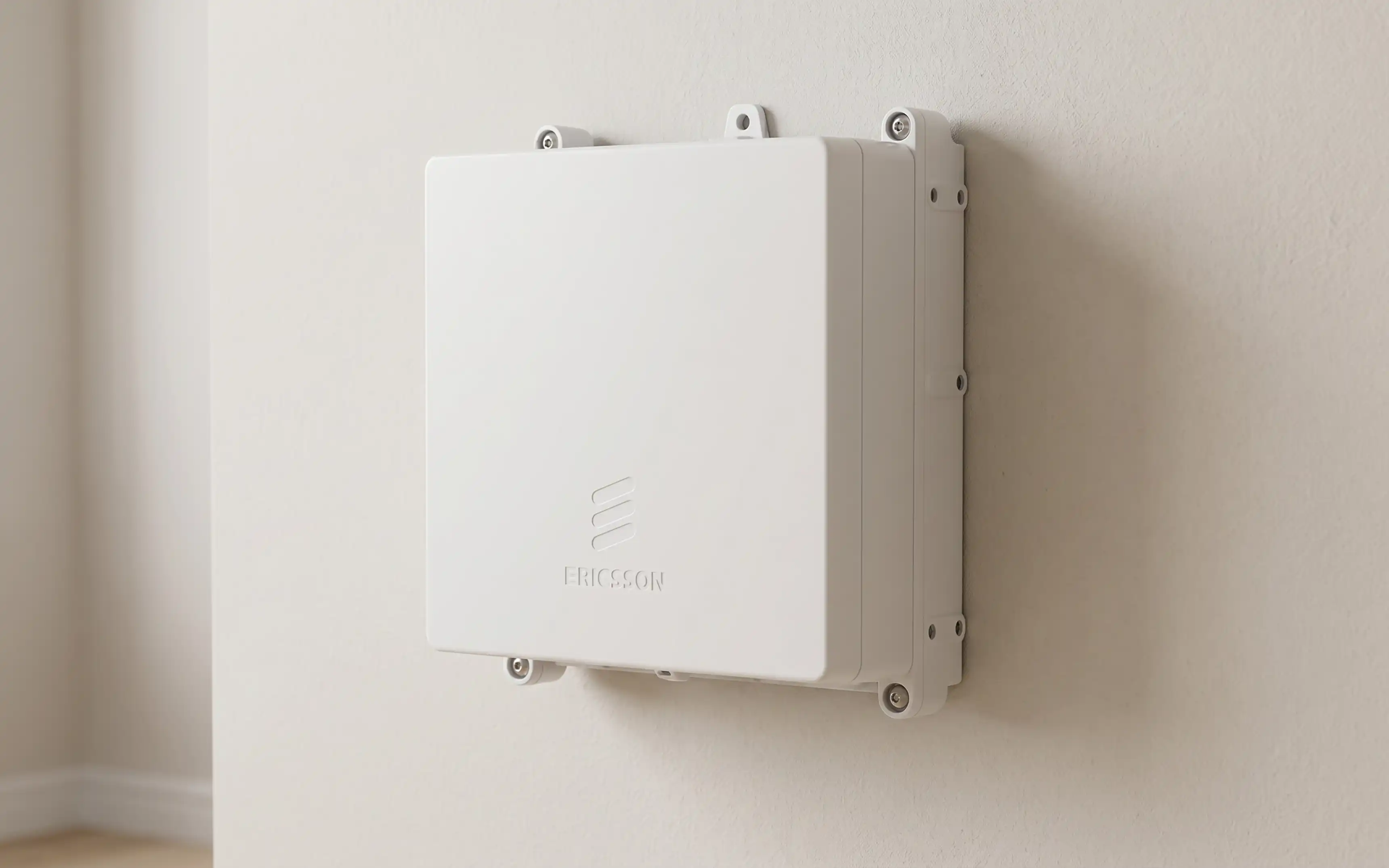 Bild som visar Ericsson Micro Radio monterad på en vägg inomhus.