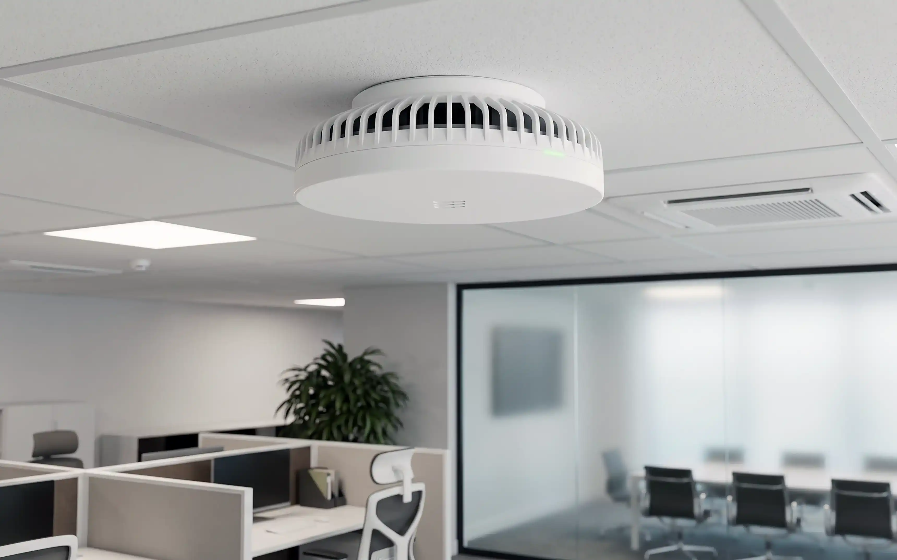 Bild som visar en Ericsson Radio Dot som hänger i taket i en kontorsmiljö.