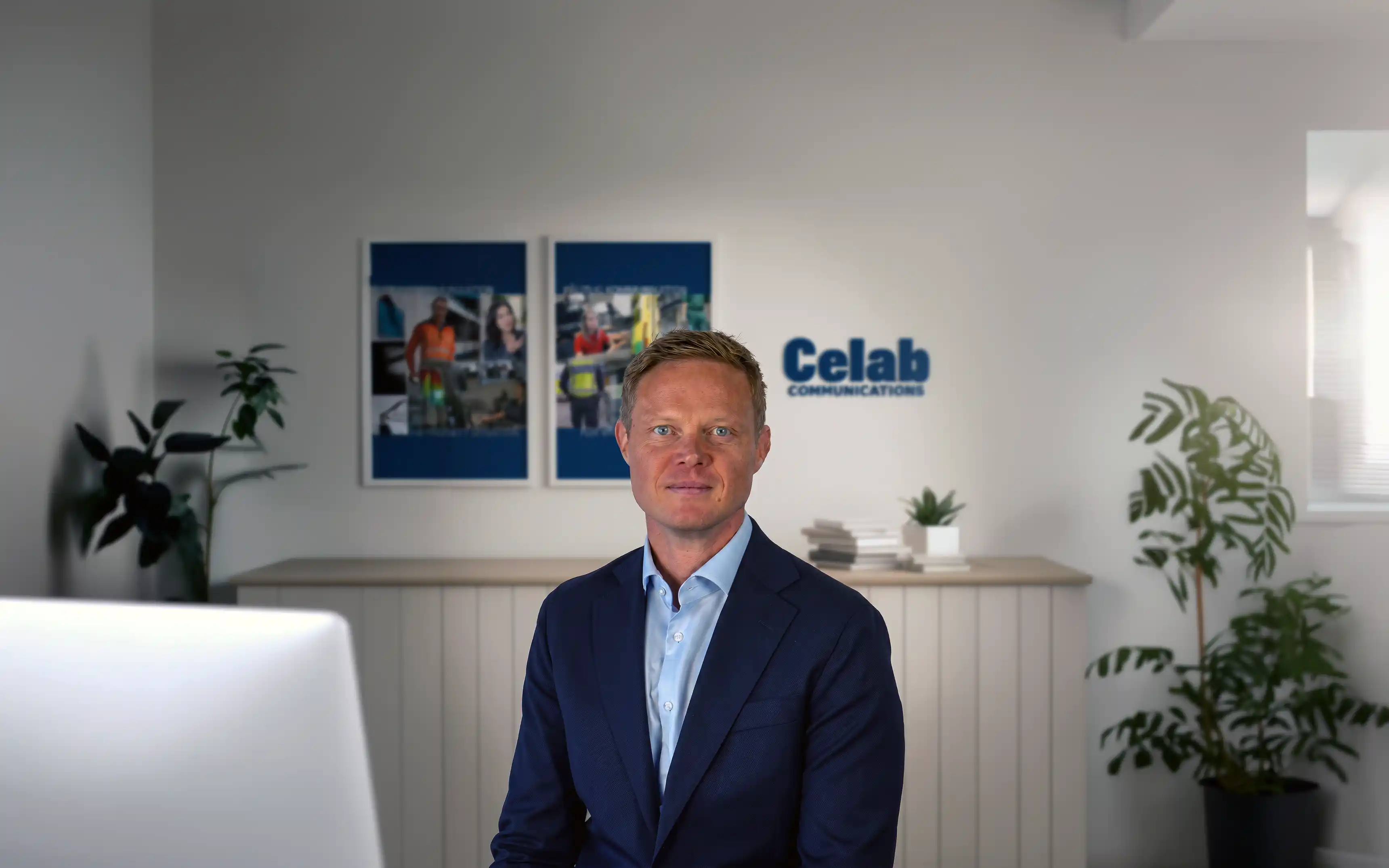 Widescreen bild på Celabs nya VD Erik Silfverberg i en kontorsmiljö.