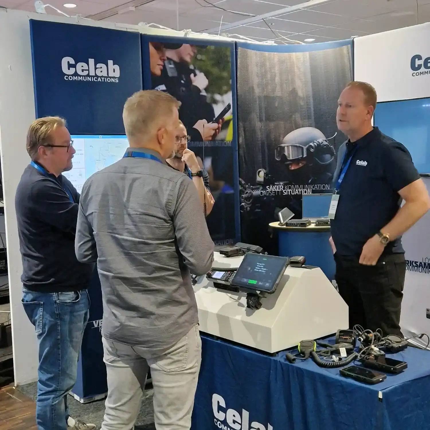 Bild på pågående dialog i Celabs monter på FLISA-kongressen 2025 i Västerås.