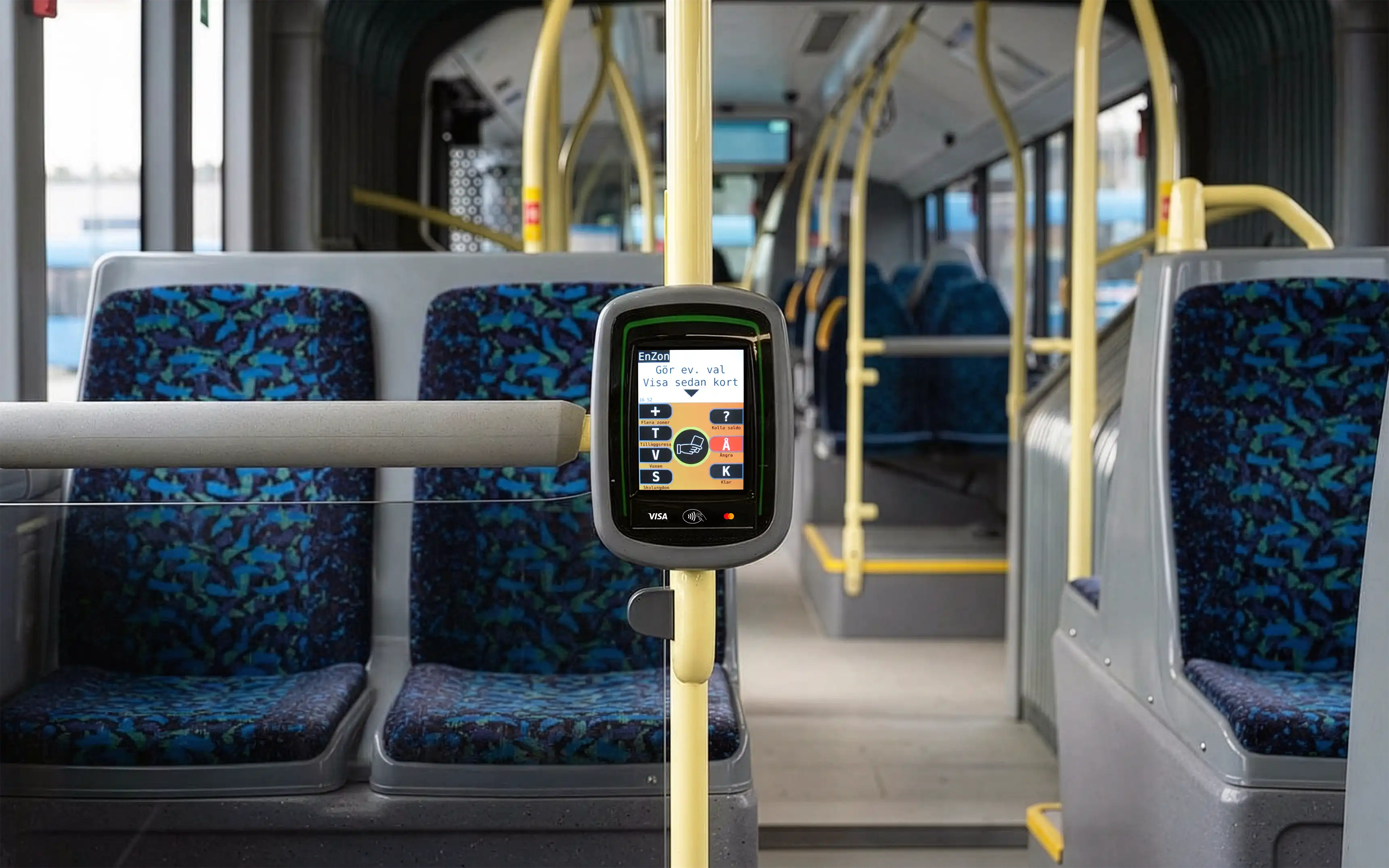 Kontaktlös betalstation ombord på en tom Västtrafik-buss.