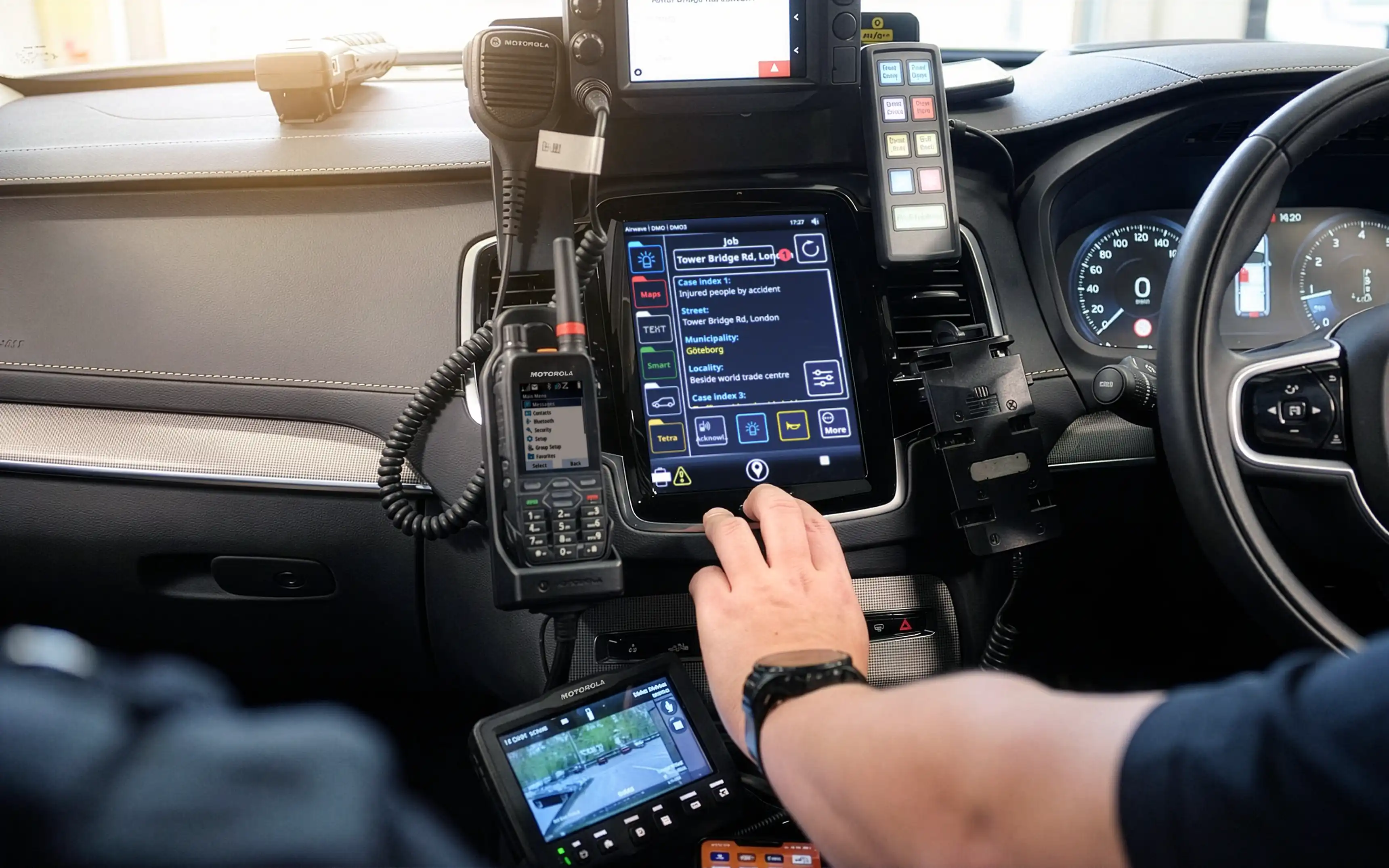 "Cockpit-vyn" i ett modernt ledningsfordon inom blåljussektorn med fordons-dator, kamera-utrustning och komradioenheter.