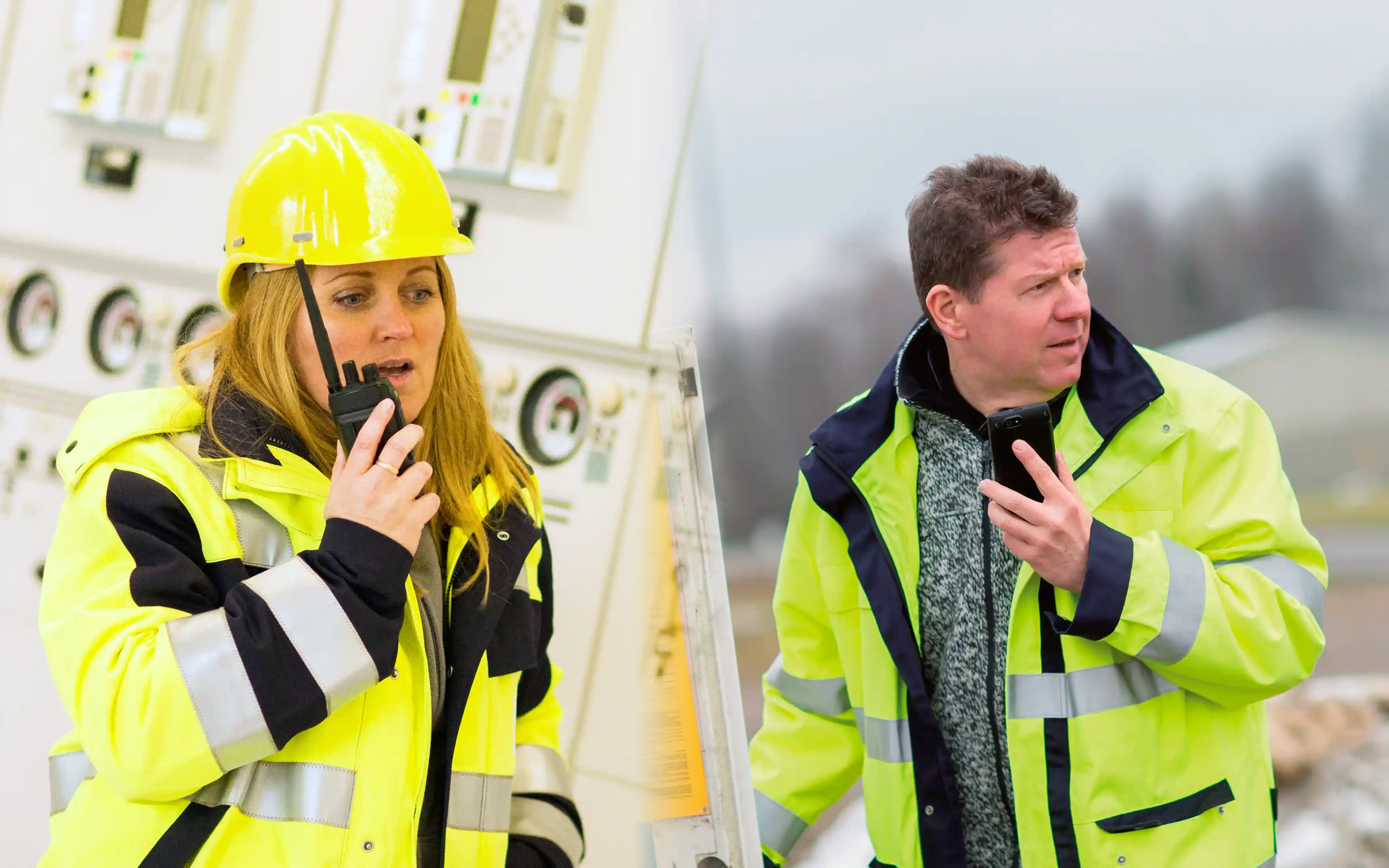 Bild på två energiarbetare som befinner sig på olika platser och som kommunicerar via olika typer av enheter för att symbolisera hybridkommunikation.