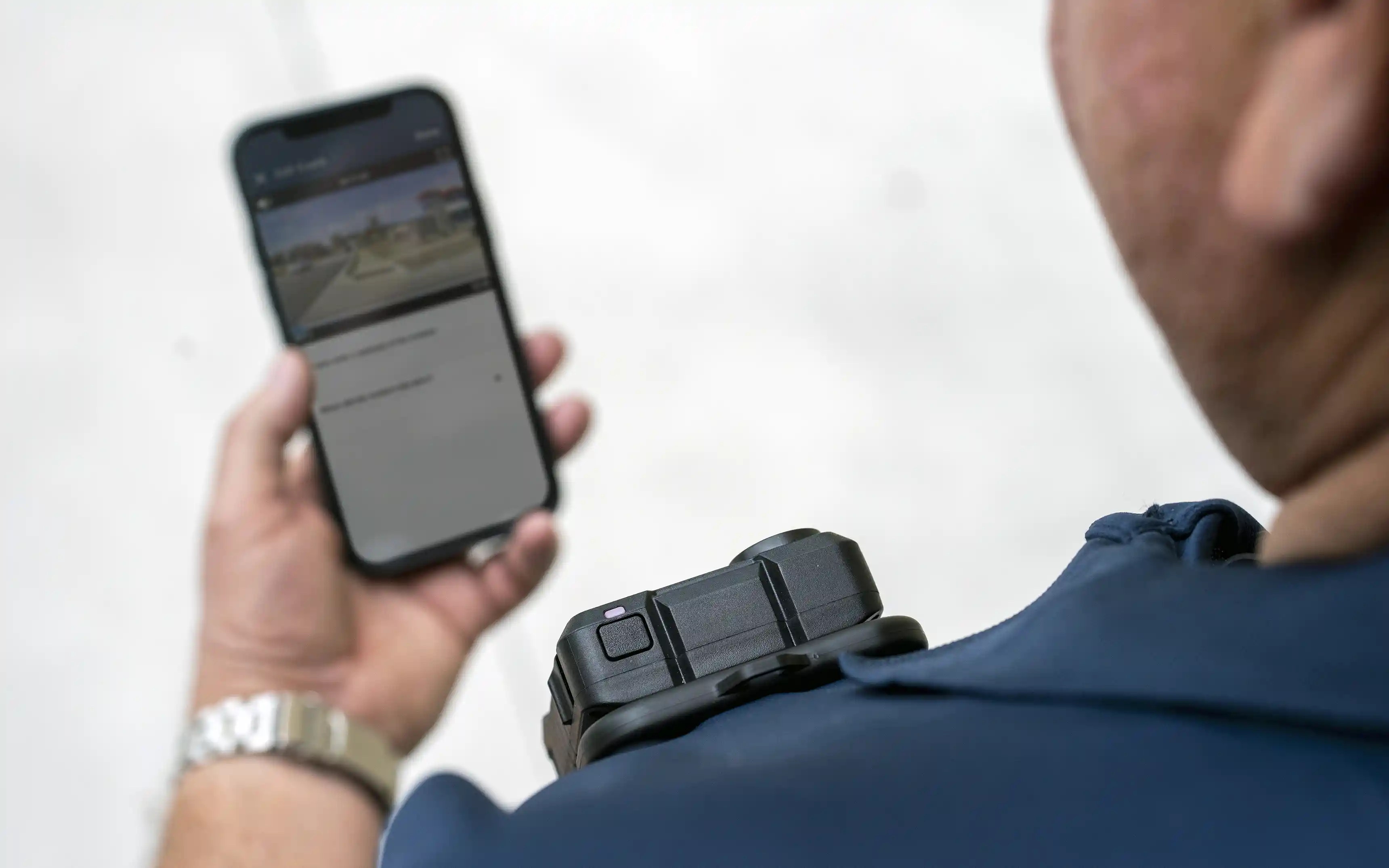 Videohanteringssystem på mobilen för granskning och hantering av inspelat material från kroppsburna kameror.