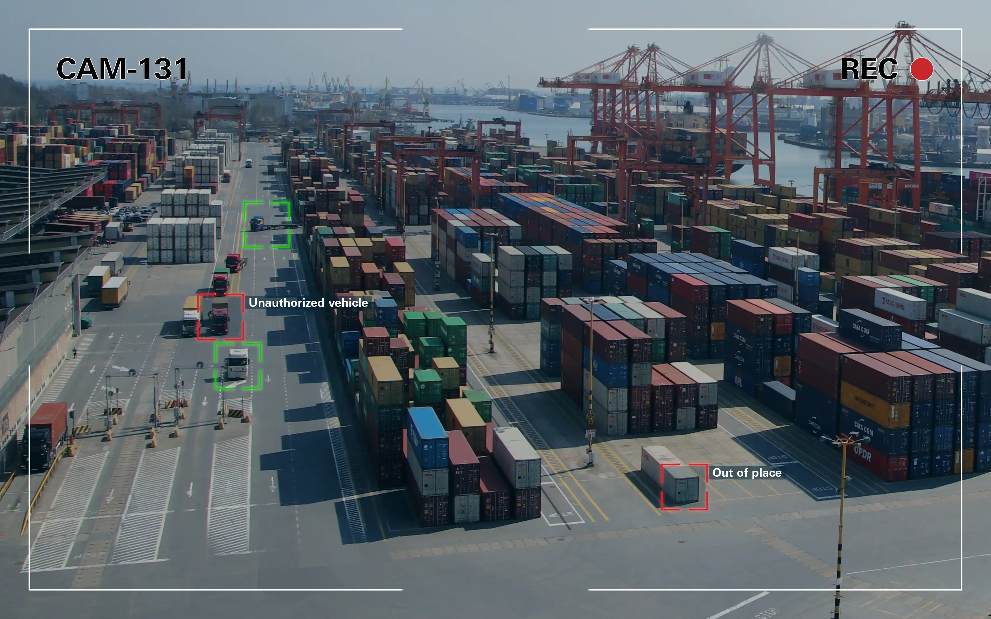 Bild över en containerhamn där flera fordon och containrar är markerade med en kommentar för att visualiser konceptet Machine Vision.