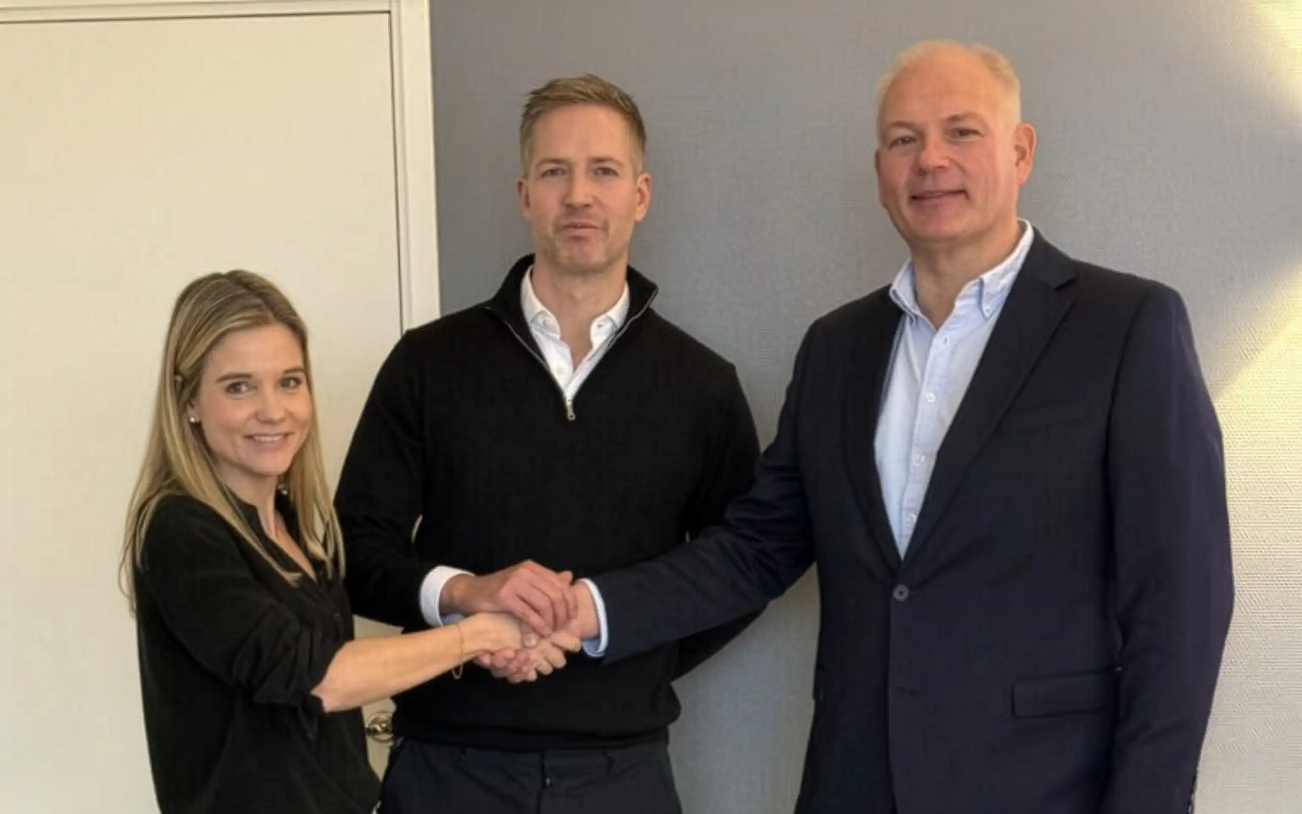 Bild som visar handskakning mellan Tångens ledning och Celab Communications ABs VD.