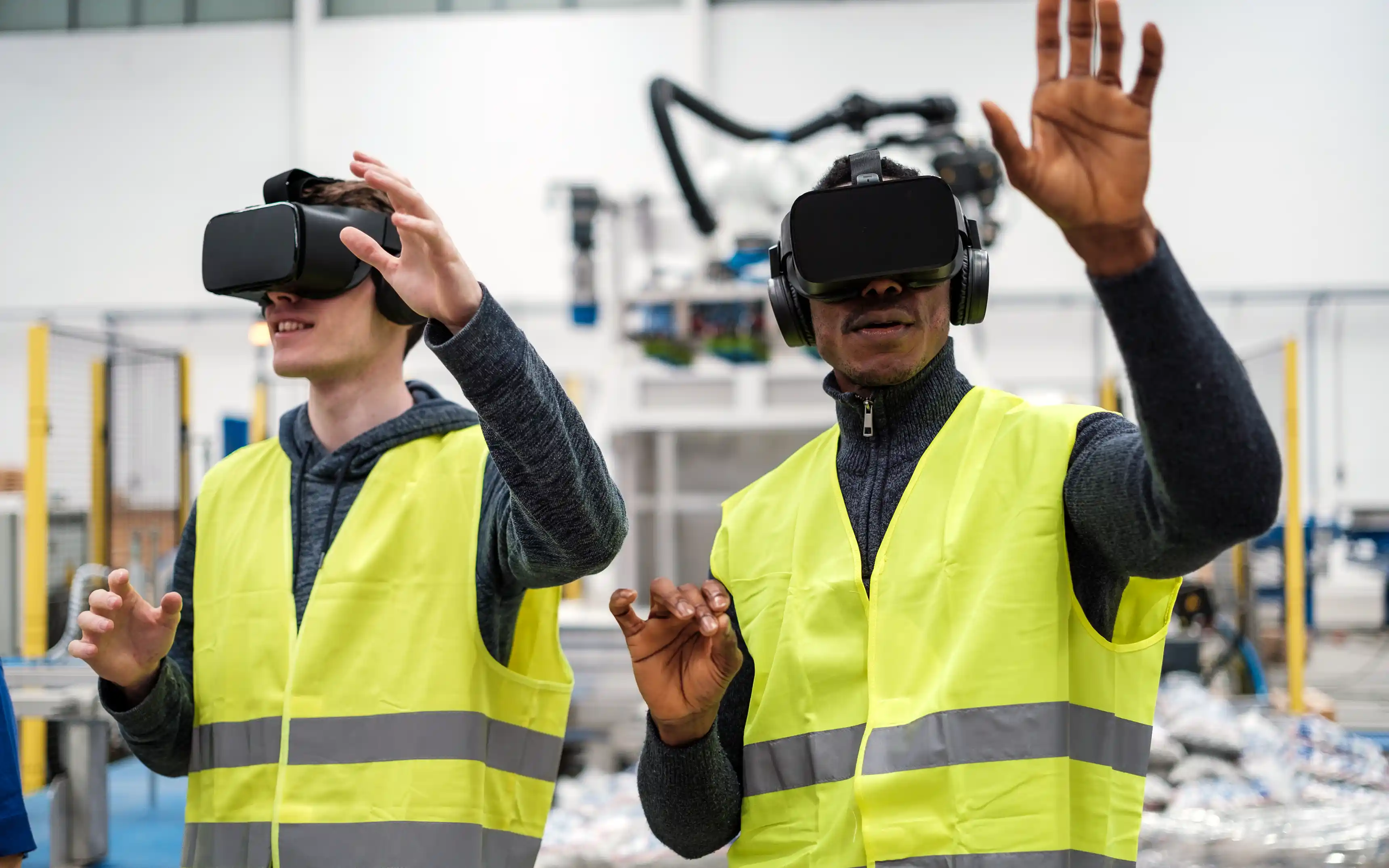 Bild som visar två kollegor som agerar i en virtuell värld genom sina VR-headset.